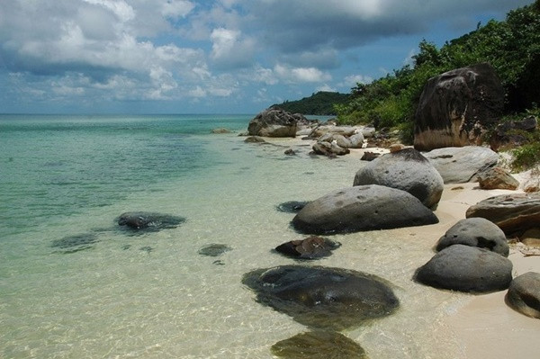 Đặc biệt, bãi Sao được bao quanh bởi hai dải núi thoai thoải mang đến không gian yên tĩnh và khí hậu trong lành và đặc biệt là khung cảnh lãng mạn, nên thơ.