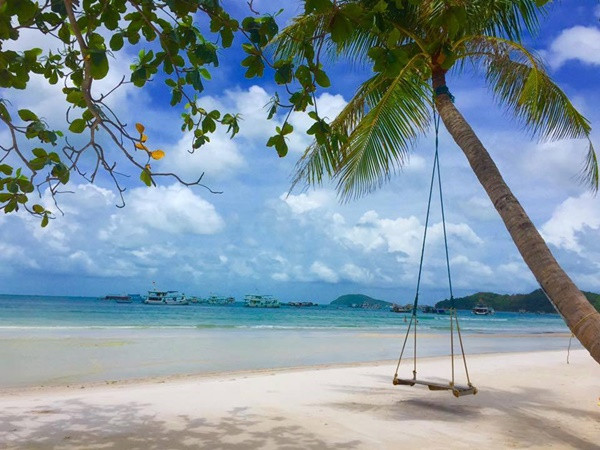 Bãi Sao của Phú Quốc đặc biệt hoang sơ bởi chưa được dịch vụ khai thác triệt để. Bạn chỉ bắt gặp những chiếc ghế hay võng dù nằm bên bờ biển vắng đầy lãng mạn. Không hề có việc chèo kéo du khách, khai thác dịch vụ hay chặt chém…ở nơi đây.