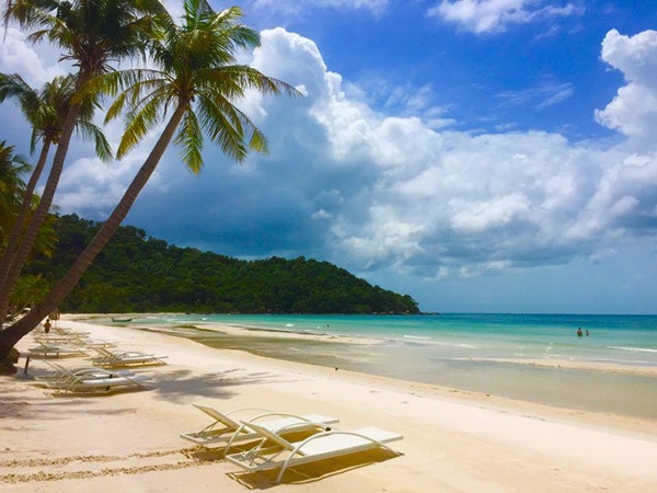 Biển ở bãi Sao đặc biệt trong xanh màu ngọc bích, cát không vàng ruộm như Nha Trang hay nâu sần như Vũng Tàu, cát ở bãi Sao đặc biệt có một màu trắng mịn và êm ái khi bạn nằm dưới hàng dừa ngắm những đợt sóng xô yên bình.