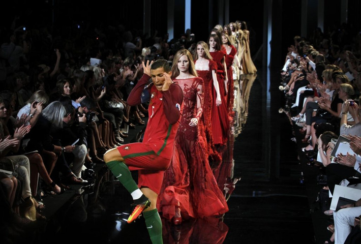 Sợ trượt té trên sàn catwalk.