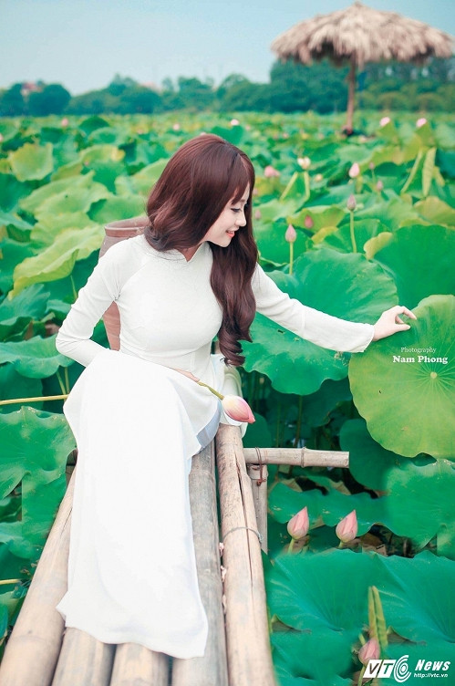 Nhiều người bất ngờ trước vẻ đẹp dịu dàng, nữ tính, hoàn toàn trái ngược với những hình ảnh gợi cảm, cuồng nhiệt của DJ Sarah khi biểu diễn với ánh sáng và âm thanh sôi động. Cô thường xuyên tham gia các show diễn lớn tại Thủ đô và các tỉnh thành phía Bắc. Trang cho biết, show diễn gần nhất có sự tham gia của hơn 2.000 người.