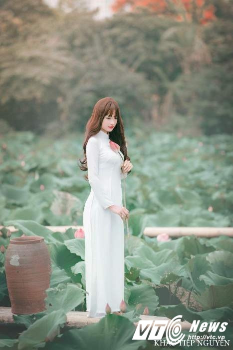 Sở hữu ngoại hình chuẩn, cuốn hút với gương mặt dễ thương, nụ cười tỏa nắng, DJ Sarah đã thu hút sự chú ý của mọi người khi diện trên mình tà áo dài trắng tinh khôi. Với cách tạo dáng tự nhiên, DJ xinh đẹp này đã nhận được nhiều lời khen sau khi thực hiện bộ ảnh này.