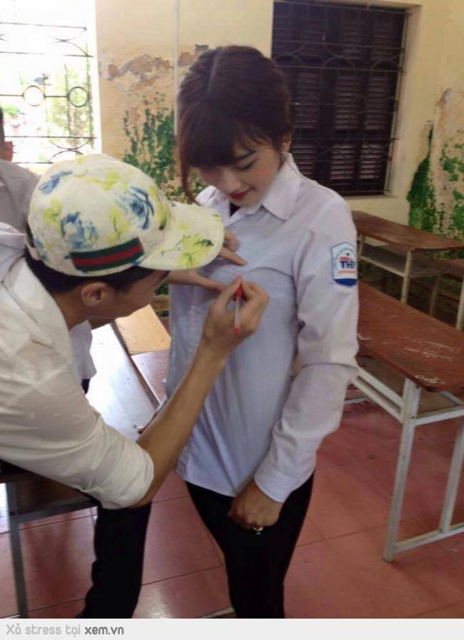 Viết lưu bút, ký lên áo bạn bè của học sinh cuối cấp là cách lưu giữ kỷ niệm thời học đã trở thành truyền thống qua nhiều thế hệ học trò. Thế nhưng, vài năm trở lại đây hình ảnh ký tặng lên ngực áo của nữ sinh luôn gây ra nhiều tranh cãi trên mạng.