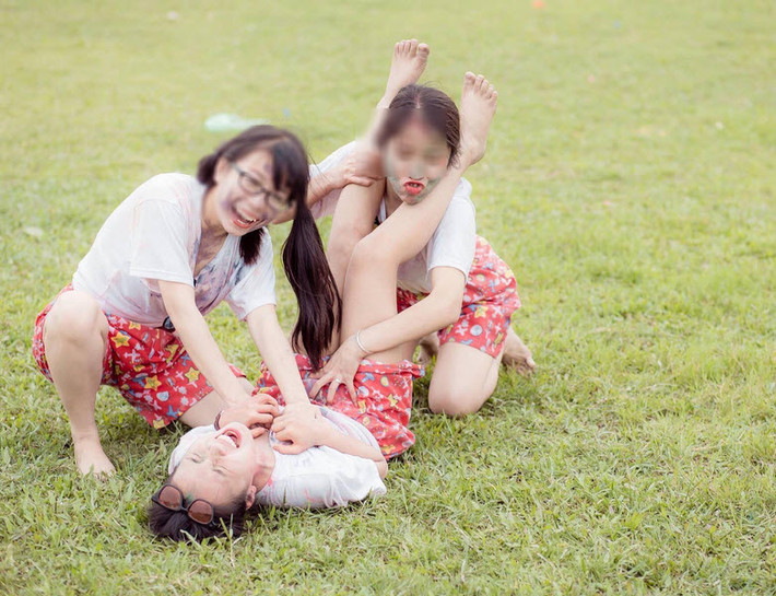 Đến bạn thân cũng không tha.