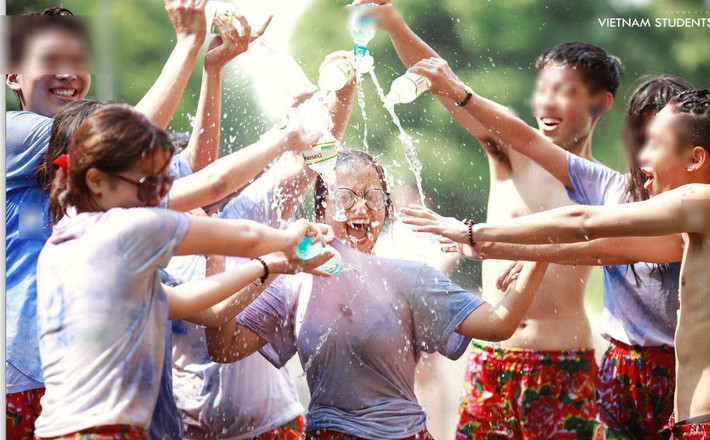 Tắm nước suối cho bạn vì trời quá nóng, nhưng mấy ai chú ý đến điều này?