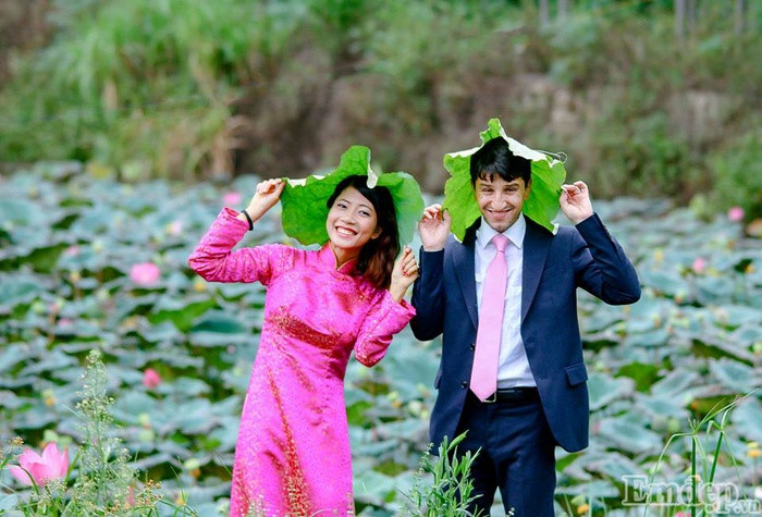 Đầm sen đang nở rộ ở Nam Tân (Nam Đàn, Nghệ An) còn là địa điểm được nhiều đôi bạn chọn để chụp album ảnh cưới.