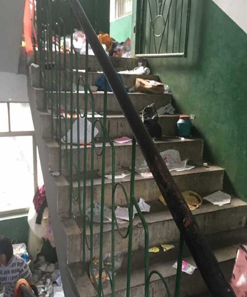 Sau khi những hình ảnh lan truyền trên mạng ngay lập tức đã nhận được sự chú ý, thu hút nhiều ý kiến trái chiều. Có người cho rằng, trách nhiệm thuộc về ban quản lý ký túc xá, khi quyết định điều chuyển, hoán đổi phòng ở cho sinh viên là phải lường trước những sự việc phát sinh như thế này.