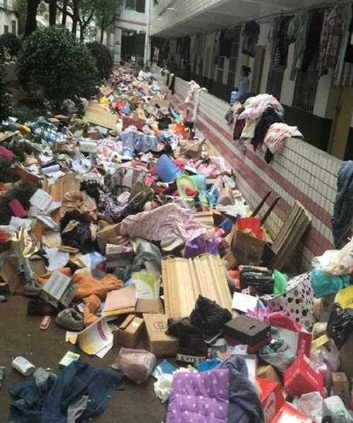 Mới đây, cư dân mạng Trung Quốc đang liên tiếp chia sẻ những hình ảnh ký túc xá bẩn kinh hoàng, không tìm ra lối đi của trường Cao đẳng Kỹ thuật Hồ Nam, Trung Quốc. Theo thông tin đăng tải, ký túc xá của trường thực hiện đổi phòng ngủ, tất cả rác rưởi trong các phòng đều bị tống ra ngoài nhưng không có ai dọn dẹp. Ba ngày liên tục, cả khu ký túc xá ngập ngụa trong rác thải.