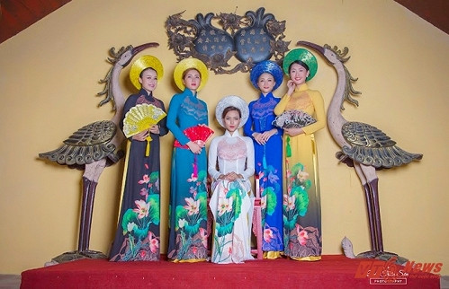 Hằng từng giành giải Nhất cuộc thi Giai điệu Tuổi hồng tỉnh Bắc Giang và huy chương Bạc cuộc thi Tiếng hát học sinh - sinh viên toàn quốc năm 2011, huy chương Vàng Hội diễn nghệ thuật quần chúng lực lượng vũ trang và thanh niên - sinh viên lần thứ VIII năm 2015, giải Tuyên truyền viên xuất sắc cấp toàn quân năm 2015 và nhiều giải thưởng khác.