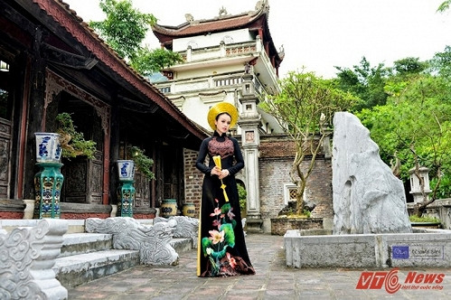 Hằng được mọi người biết đến là nữ MC thân thiện, hòa đồng. Cô luôn hoàn thành tốt công việc mà cấp trên giao phó.
