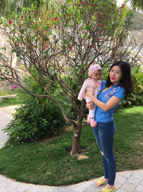 Hot girl "Anh không đòi quà" Amanda Baby tên thật là Trương Lệ Vân, sinh năm 1991, sống tại TP HCM. Trương Lệ Vân sinh ra trong một gia đình gốc Hoa nề nếp, có truyền thống kinh doanh lâu đời tại Sài Gòn.