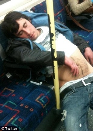 Trang Twitter Sleepy Commuters và Tubesleepers đã đăng tải khá nhiều bức hình muôn màu muôn vẻ về các dáng ngủ cực độc của hành khách trên xe bus và tàu điện. Họ còn kêu gọi cộng đồng mạng cùng nhau chia sẻ thêm nhiều hình ảnh khác. Qua những tấm hình này, bạn sẽ nhận ra rằng, một khi đã mệt thì đặt lưng ở đâu cũng có thể ngủ một cách ngon lành.