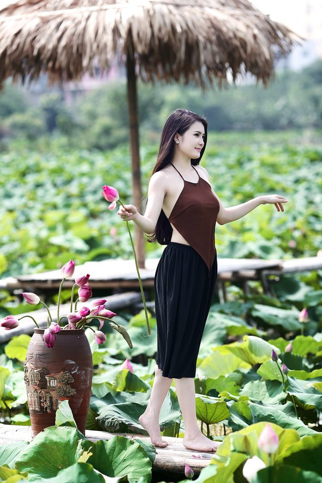 Thả hồn mình giữa đầm sen thơm ngát.