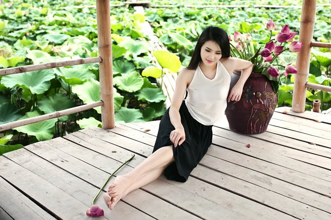 Và có một thời gian khá dài, Khánh Chi thành lập ban nhạc nữ và thường xuyên đi biểu diễn ở các tỉnh.