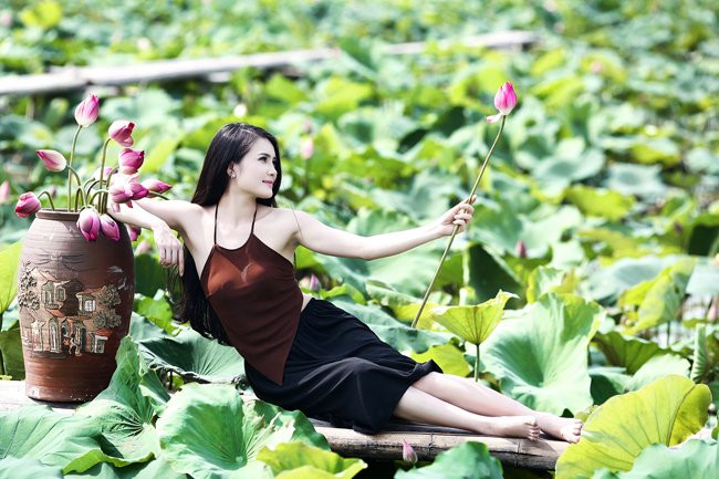 Khi đang là sinh viên, Khánh Chi cũng tham gia khá nhiều hoạt động văn thể mỹ.