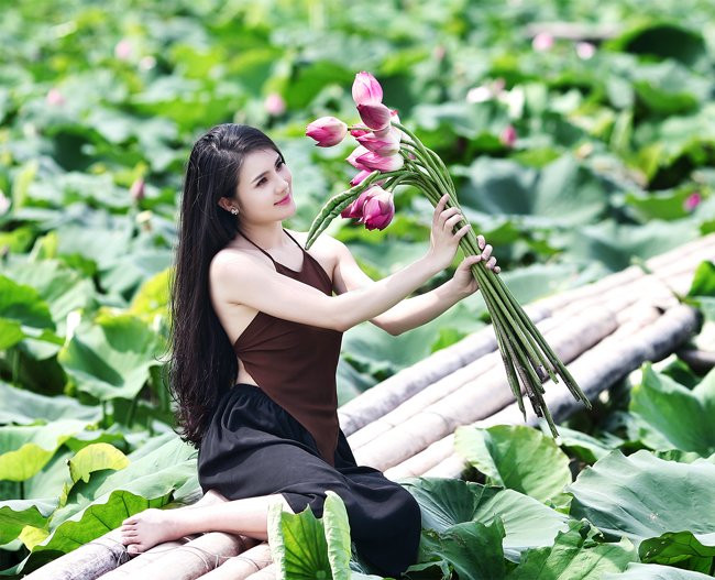 Em gái Công Vinh - Hot girl Khánh Chi diện yếm nâu khoe vẻ nõn nà bên đầm sen Hồ Tây.
