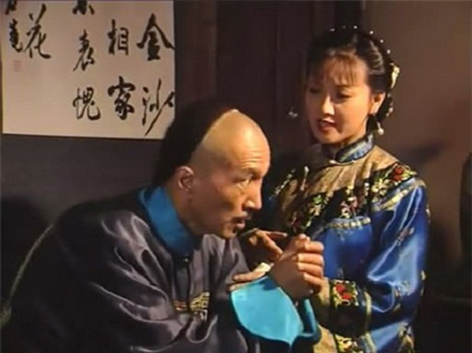 Là một vị quan thanh liêm, chính trực, Lưu Dung luôn giữ đúng phép tắc, gập người thật sâu khi hành lễ với nhà vua. Chính vì vậy, sau nhiều năm làm quan trong triều, Lưu Dung bị gù khi về già.
