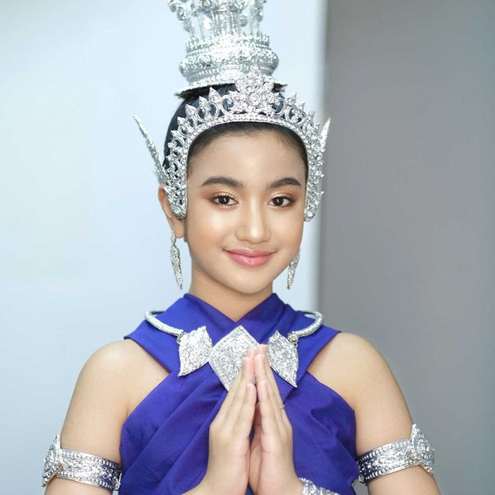 Sinh năm 2011 tại Paris, Pháp, công chúa Campuchia Jenna Norodom có bố là người Pháp. Mẹ của tiểu công chúa là công chúa Norodom Bupphary - con gái của Hoàng tử Norodom Chakrapong. Cụ cố của cô bé là cố Quốc vương Norodom Sihanouk.