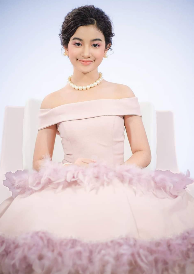 Không chỉ có dung mạo xinh đẹp, công chúa Jenna Norodom gây ấn tượng với thành tích học tập đáng nể. Công chúa có thể nói thành thạo 5 thứ tiếng gồm: Khmer, Anh, Pháp, Trung Quốc, Thái Lan.