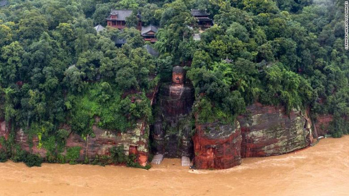 Khi nghiên cứu về bức tượng Phật khổng lồ này, các chuyên gia đã có khám phá bất ngờ. Họ từng phát hiện có một cánh cửa bí mật ở phần ngực tượng Phật trong quá trình trùng tu.