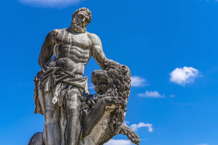 Trên các cây cột bên trong đền thờ Hercules Gaditanus có khắc 12 kỳ công của Hercules.