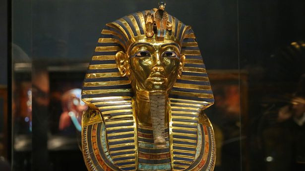 Vào năm 1922, nhà khảo cổ người Anh Howard Carter cùng các đồng nghiệp tìm thấy lăng mộ nguyên vẹn của pharaoh Ai Cập Tutankhamun tại Thung lũng các vị vua. Khi khai quật lăng mộ này, các chuyên gia tìm thấy hàng ngàn cổ vật quý giá. Trong số này, các chuyên gia dành nhiều sự chú ý đến chiếc mặt nạ vàng.