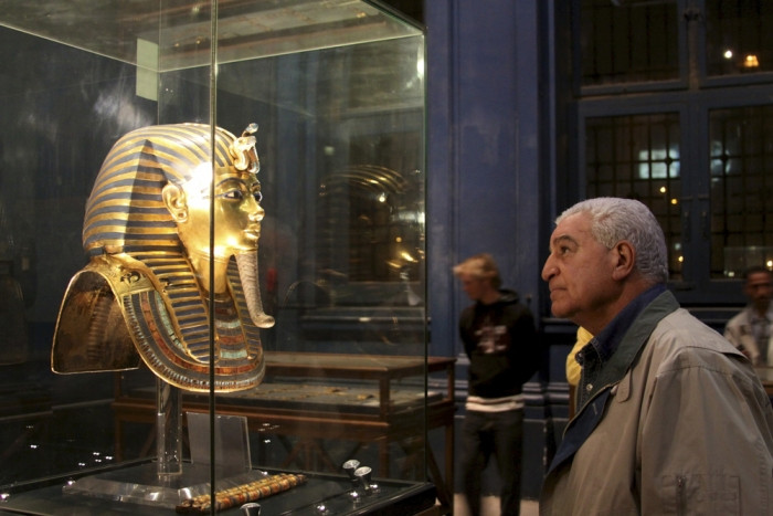 Đến năm 2014, chiếc mặt nạ vàng của pharaoh Tutankhamun bị hư hại nghiêm trọng khi bị rụng râu.