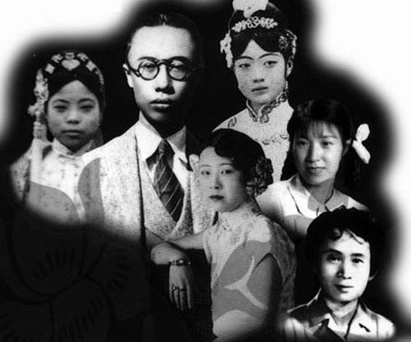 Ngày 12/2/1912, Thái hậu Long Dụ ký vào "Thanh đế thoái vị chiếu thư" theo một thỏa thuận giữa triều đình với chính quyền Dân quốc mới, do Đại thần Nhà Thanh Viên Thế Khải làm trung gian dàn xếp. Theo thỏa thuân, hoàng đế Phổ Nghi (lúc ấy 6 tuổi) buộc phải thoái vị nhưng được phép tiếp tục sống trong Tử Cấm Thành ở Bắc Kinh.