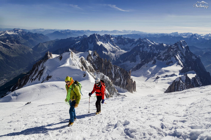 Theo một thống kê, mỗi năm có khoảng 100 người tử vong khi chinh phục đỉnh Mont Blanc. Nguyên nhân tử vong chủ yếu là do gặp thời tiết xấu, tuyết lở và sự thiếu kinh nghiệm leo núi.
