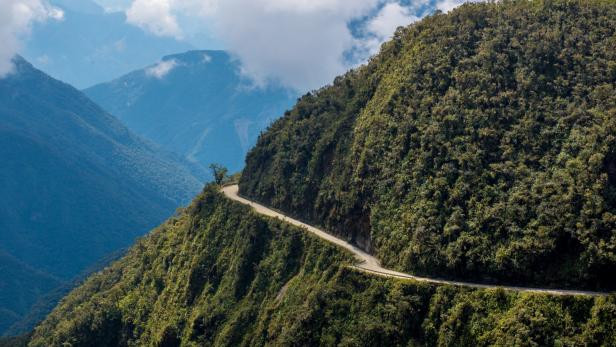 Death Road (tạm dịch "Con đường tử thần") ở Bolivia được biết đến là là một trong những nơi tổ chức các chuyến xe đạp leo núi đáng sợ và nguy hiểm nhất thế giới.