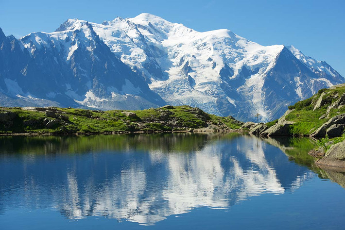 Đỉnh Mont Blanc là ngọn núi cao nhất trong dãy Alps. Với độ cao cách mực nước biển gần 4.800m, nơi đây thu hút khoảng 30.000 nhà leo núi chinh phục mỗi năm. Tuy nhiên, Mont Blanc cũng là một trong những địa điểm chết chóc nhất thế giới.