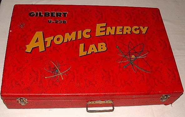 Nhìn bề ngoài, "bộ thí nghiệm năng lượng hạt nhân" Atomic Energy Lab trông giống viếc vali đỏ có kích thước nhỏ. Bên trong hộp có tranh một cậu bé đứng bên cạnh chiếc máy dò hạt.