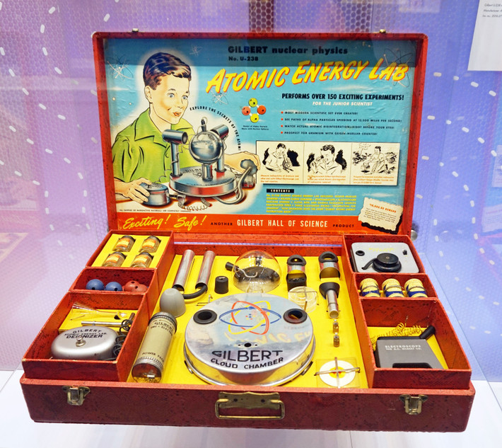"Bộ thí nghiệm năng lượng hạt nhân" Atomic Energy Lab là sáng chế của A.C. Gilbert. Bộ đồ chơi nguy hiểm này ra đời vào năm 1950.