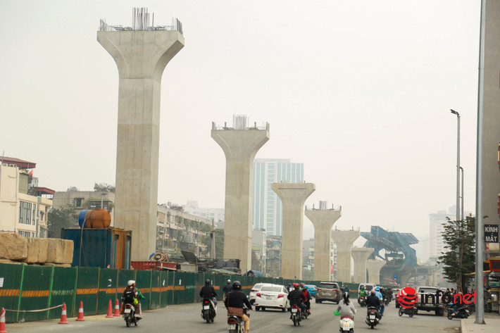 Công trình đang dần kết nối với đoạn đường trên cao tại phố Trường Chinh đã thông xe hơn 1 năm nay.