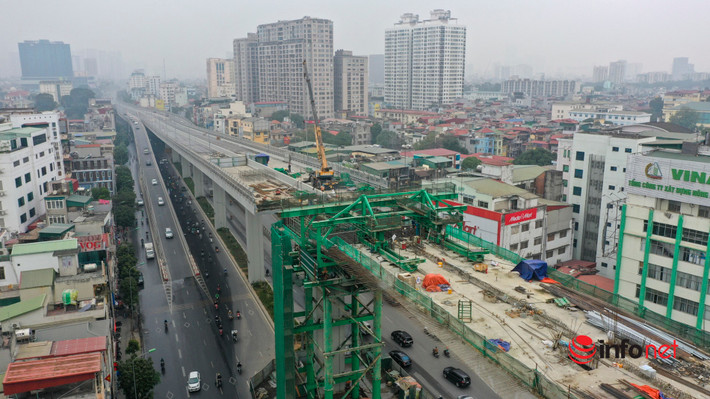 Với chiều dài lên đến 90m và chiều cao 28m, cầu vượt tại nút giao Ngã Tư Vọng (Hà Nội) là cầu vượt cạn có chiều cao và độ dài lớn nhất nội đô.