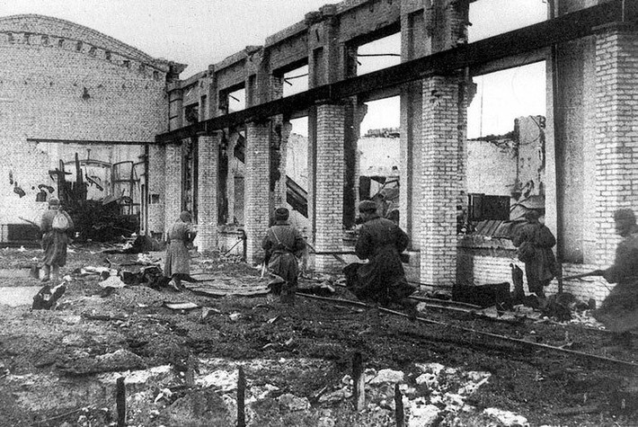 Vào giữa tháng 8/1942, quân đội Đức theo lệnh của trùm phát xít Hitler tấn công thành phố Stalingrad của Liên Xô. Đây là một trong những mục tiêu quân sự mà Hitler muốn đánh chiếm được. Y cho rằng, nếu giành chiến thắng trong trận Stalingrad thì sẽ tạo bàn đạp cho các chiến dịch quân sự ở những thành phố lớn khác của Liên Xô.
