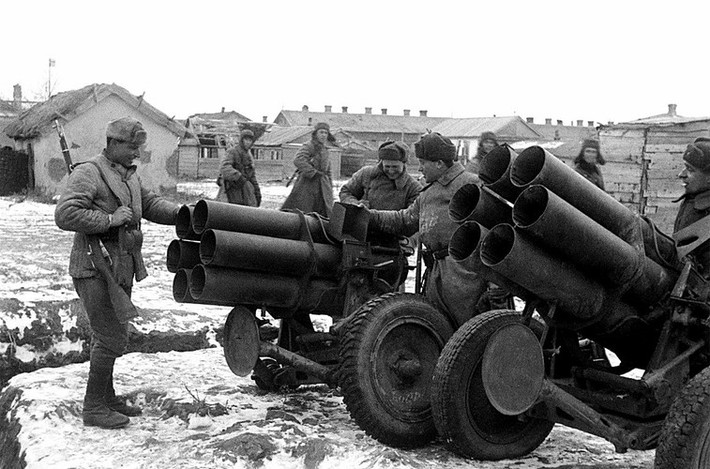 Theo đó, trong vài tuần đầu tiên, quân Đức quốc xã đã tiến hành 1.500 phi vụ ném bom xuống Stalingrad. Khoảng 1.000 tấn bom dội xuống thành phố Stalingrad gây ra thiệt hại lớn cho người dân Liên Xô. Theo ước tính, khoảng 40.000 cư dân Stalingrad đã thiệt mạng vào riêng ngày 23/8.