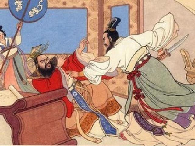 Khi Kinh Kha chuẩn bị tấn công tiếp thì bị một thái y đứng bên cạnh Tần Thủy Hoàng ném một nắm bột vào mặt. Điều này khiến Kinh Kha bị choáng. Kế đến, vua Tần nhanh chóng rút kiếm sau lưng và chém Kinh Kha bị thương.