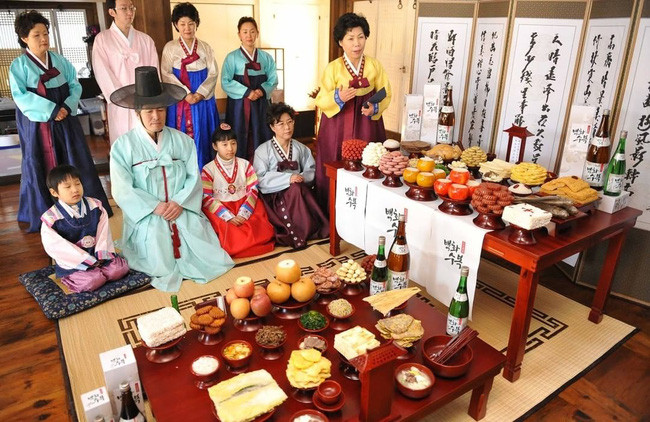 Mọi người trong nhà sẽ tập trung trước bàn thờ có các món ăn truyền thống như: tteokguk, bánh gạo Ddeok, mì và thịt nướng... Các thành viên sẽ cúi lạy trước vong linh của tổ tiên, cầu mong ông bà tổ tiên phù hộ, che chở, mang đến cho cả gia đình một năm mới an khang thịnh vượng.