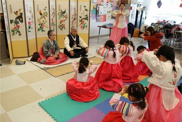 Trong khi đó, con cháu sẽ tặng quà biếu ông bà, cha mẹ những thứ như: trái cây tươi, nhân sâm, mật ong, kẹo truyền thống, cá khô, đồ dùng hàng ngày hay tiền mặt.