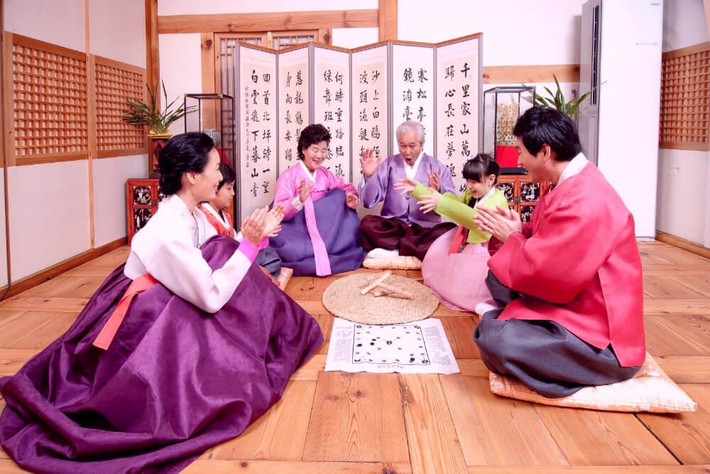 Trong những ngày Tết Nguyên đán, người Hàn Quốc thường mặc hanbok. Vào buổi sáng đầu năm mới, các thành viên trong gia đình sẽ thực hiện nghi lễ cúng tổ tiên gọi là charye.