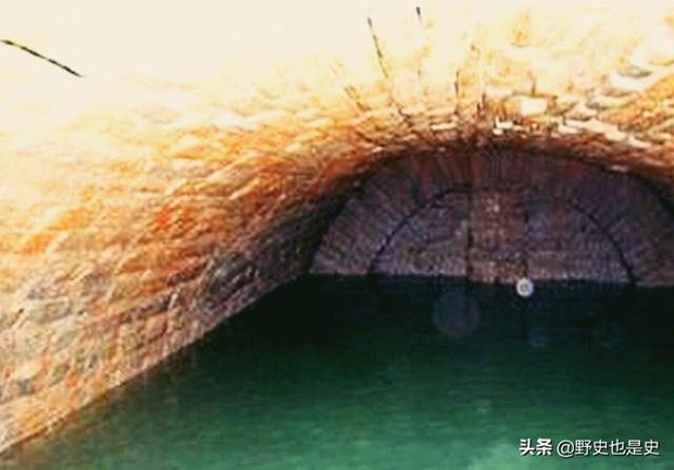Tiếp đến, Tôn Điện Anh nhổ hết răng của vua Càn Long để lấy một bảo vật đặt trong miệng. Đó chính là viên ngọc Tây Tạng. Người xưa đặt ngọc vào trong miệng nhằm giúp thi hài nguyên vẹn theo thời gian.