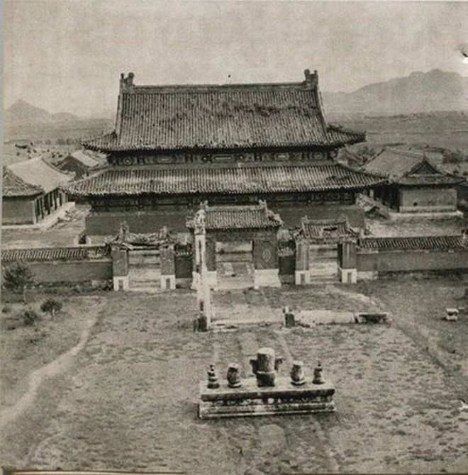 Tôn Điện Anh cùng đồng bọn lấy đi vô số đồ tùy táng bằng vàng, bạc, ngọc ngà châu báu, thư pháp, tranh cổ.... Trong số này có cả thanh Cửu Long bảo kiếm quý giá của vua Càn Long.