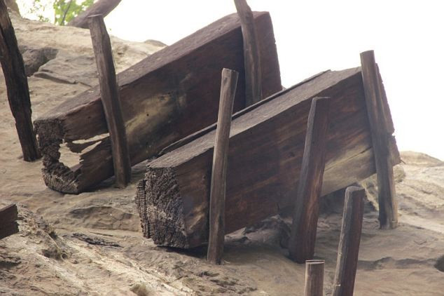 Giả thuyết khác suy đoán người xưa vận chuyển từng phần của cỗ quan tài lên vách đá bằng một đường ván. tiếp đến, họ ghép các phần lại với thành thành cỗ quan tài hoàn chỉnh. Sau đó, họ mới đưa thi hài người quá cố lên và đặt vào trong quan tài.
