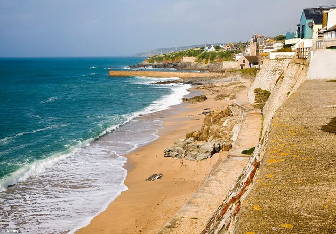 Hiện tượng kỳ lạ này chưa từng xảy ra ở bãi biển Porthleven. Trong suốt nhiều thập kỷ, bãi biển này nổi tiếng với nước trong xanh, cát vàng óng ả.