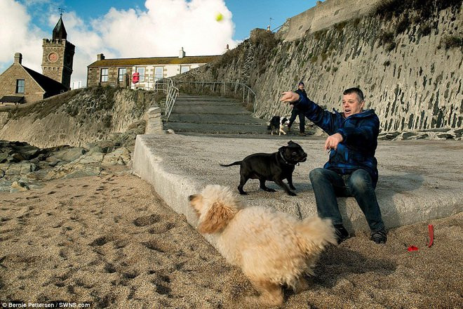 Theo đó, nhiều người đến bãi biển Porthleven để vui chơi, tắm biển hay nghỉ ngơi thư giãn sau những ngày làm việc bận rộn.