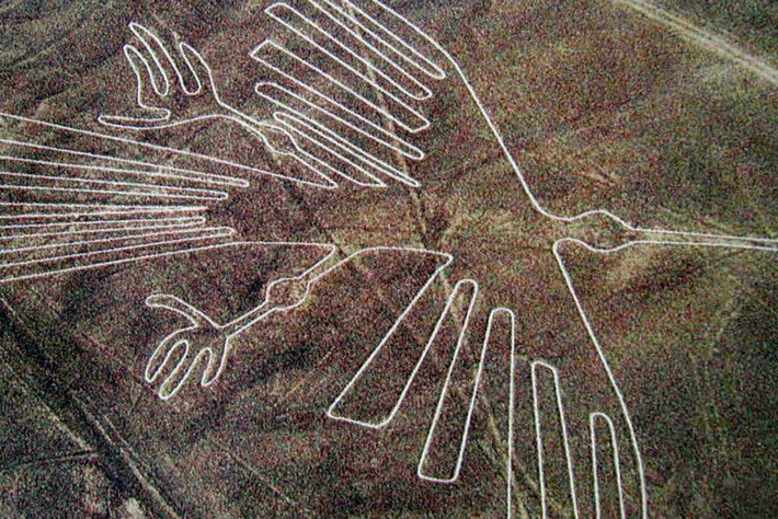 Vào những năm 1920, những hình vẽ bí ẩn trên sa mạc Nazca ở Peru được chụp ảnh lần đầu tiên. Khi ấy, các vị khách trên những chuyến bay thương mại vô cùng bất ngờ khi nhìn thấy số hình vẽ khổng lồ. Sự việc này mở đầu cho giả thuyết về người ngoài hành tinh từng đáp UFO xuống đây.