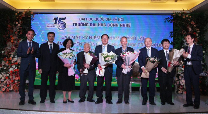Trong hơn 60 năm hoạt động của mình, Giáo sư, Viện sĩ Nguyễn Văn Hiệu đã được Đảng, Nhà nước giao nhiều trọng trách chức vụ khác nhau gồm: Viện trưởng Viện Vật lý, Viện trưởng Viện Khoa học vật liệu, Viện trưởng Viện Khoa học Việt Nam. Thêm nữa, ông còn là: Viện sĩ Viện Hàn lâm Khoa học Liên Xô, Viện sỹ Viện Hàn lâm Khoa học Thế giới thứ 3. Ảnh: Ảnh: GS Nguyễn Hữu Đức cung cấp.