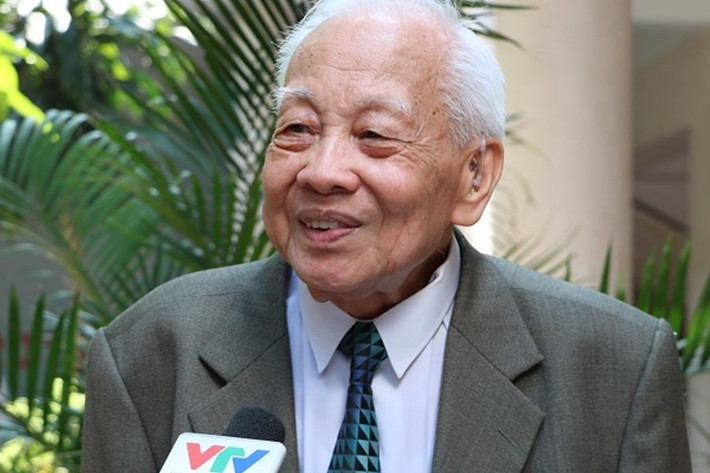 Năm 1956, Giáo sư, Viện sĩ Nguyễn Văn Hiệu tốt nghiệp cử nhân Vật lý loại xuất sắc. Sau khi ra trường, ông được điều về giảng dạy tại trường Đại học Tổng hợp (nay là Đại học Quốc gia Hà Nội). Bốn năm sau, ông được cử sang làm việc tại Viện Liên hiệp Nghiên cứu Hạt nhân Dubna thuộc Liên Xô cũ. Ảnh: Lao động.