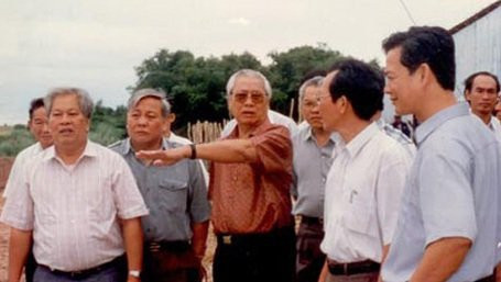 Năm 1968, ông được công nhận chức danh Giáo sư Vật lý lý thuyết và Vật lý toán của Viện Dubna và Đại học Lômônôxốp. Sang năm 1969, ông quyết định trở về Việt Nam và trở thành người có đóng góp to lớn trong việc thành lập Viện Vật lý - Viện Khoa học Việt Nam. Ảnh: Ảnh: GS Nguyễn Hữu Đức cung cấp.